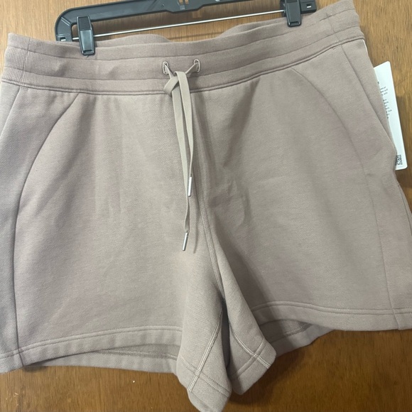 lululemon athletica Pants - NWT Lululemon Scuba High-Rise Short 5"